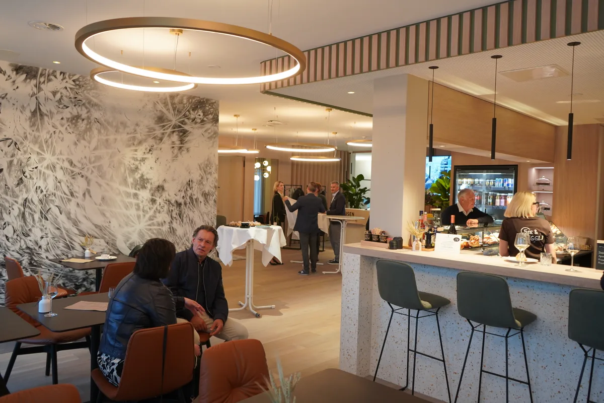 Eröffnung der Bank und der Bäckerei in Effretikon.